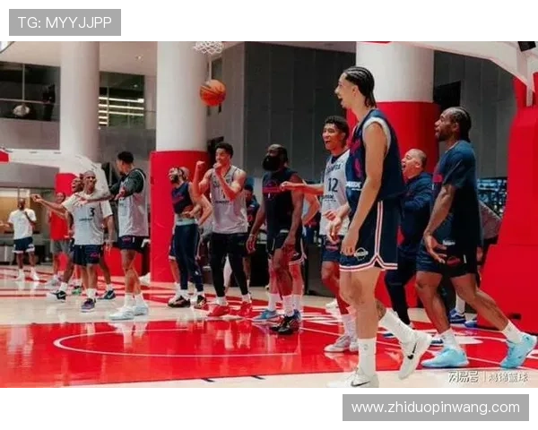 快船队员齐聚训练场热血备战新赛季巨星同心协力展现团队精神