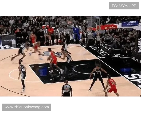 肯里奇精准妙传助攻卡鲁索灵巧空切轻松上篮得分